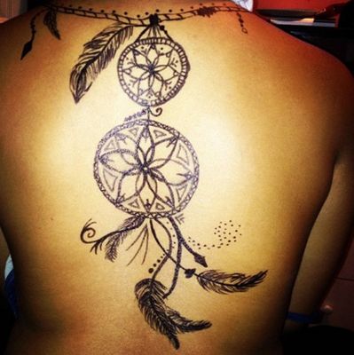  Tatouage attrape rêve en deux parties sur le dos